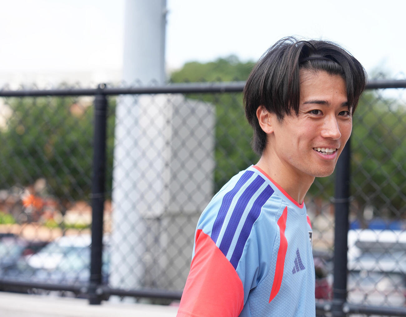 練習を終え、引き揚げる中村敬斗（撮影・足立雅史）