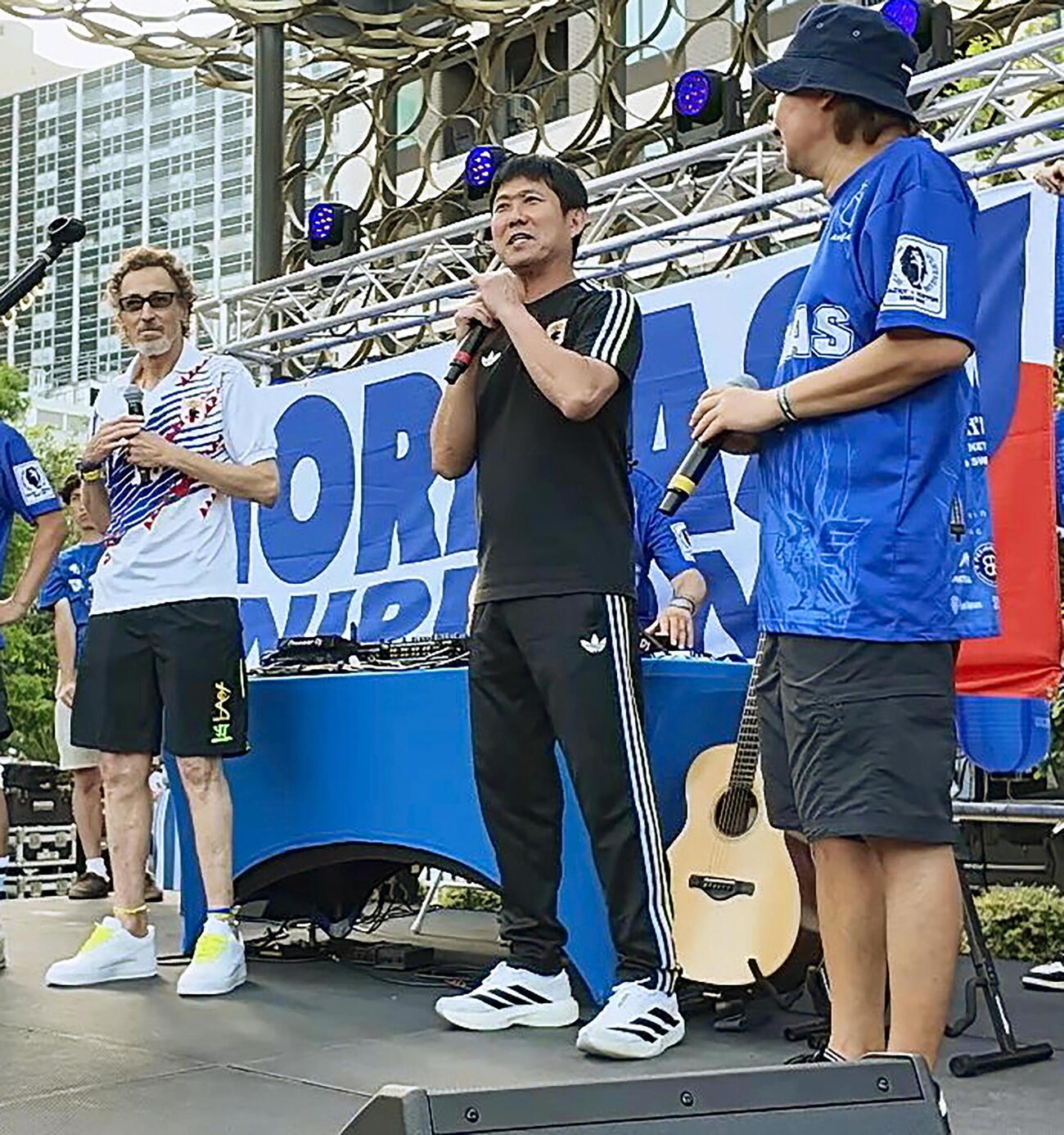日本代表のサポーターが集まるイベントにサプライズ登場した森保監督（中央）＝24日、ダラス（共同）