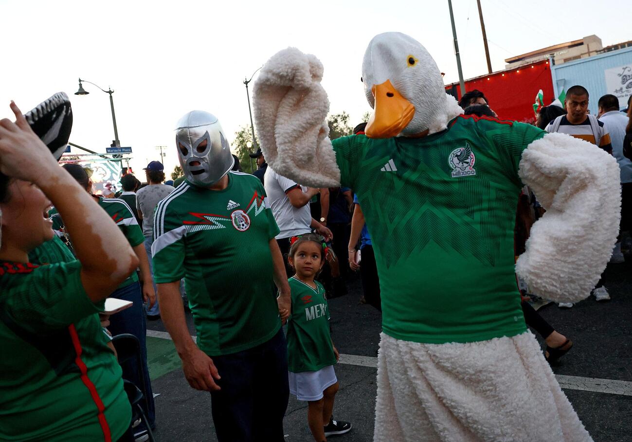 アヒルのマーリンのコスプレをするメキシコサポーター(ロイター)