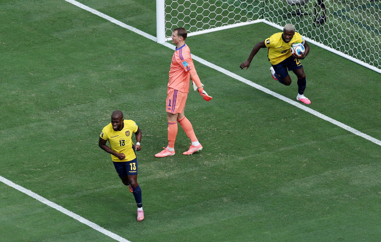 エクアドル対ドイツ　同点ゴールを決め喜ぶエクアドルのニルソン・アングロ（左、AP）