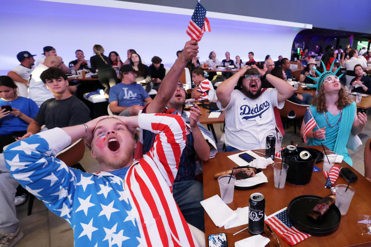 試合を観戦し、頭を抱える米国サポーター（AP）