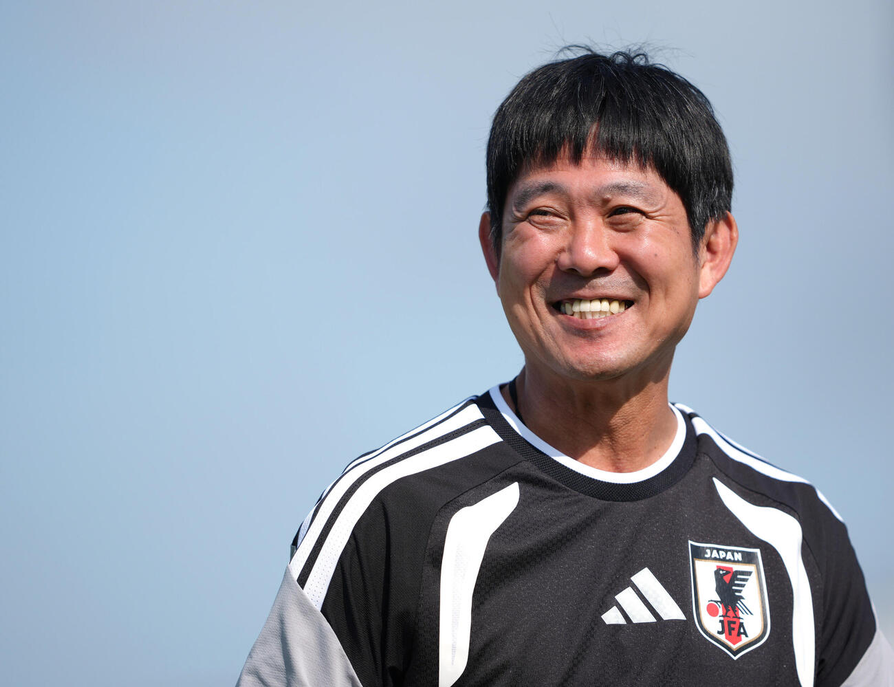 練習前、報道陣らと笑顔で話す森保一監督（撮影・足立雅史）