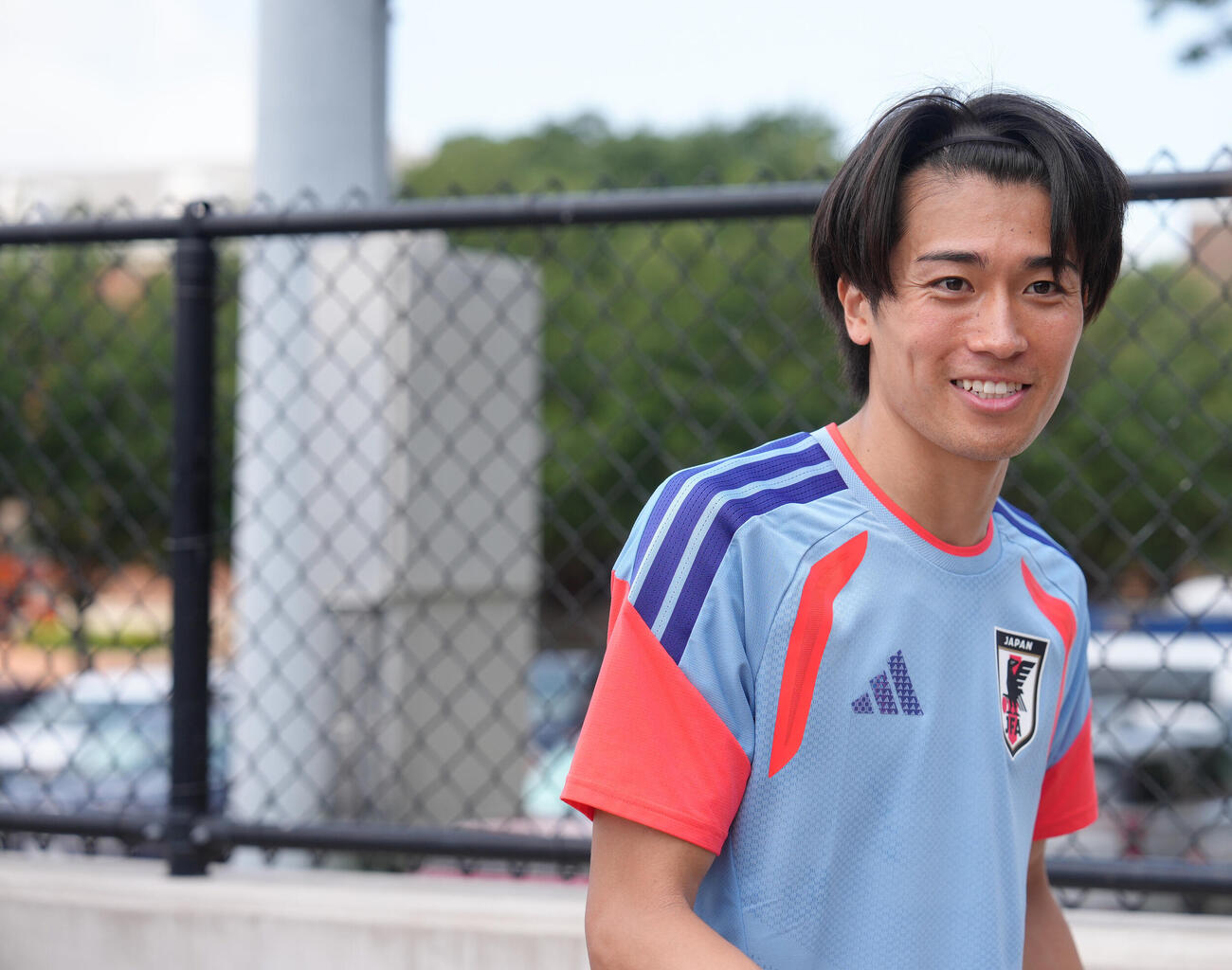 練習を終え、引き揚げる中村敬斗（撮影・足立雅史）