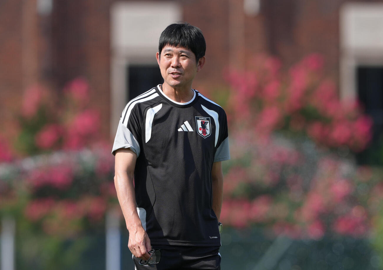 練習前、報道陣らと話す森保一監督（撮影・足立雅史）