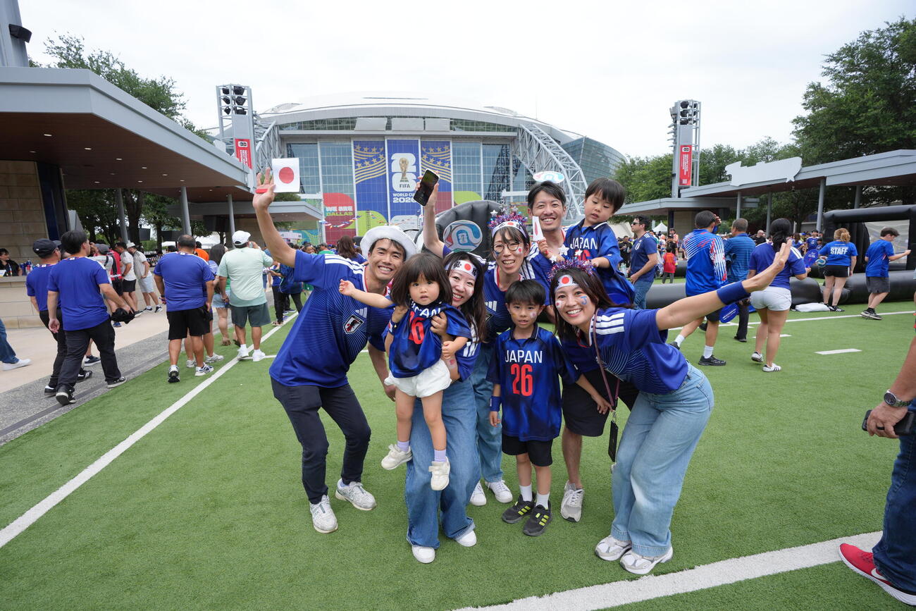 日本対スウェーデン　試合前、盛り上がるサポーター（撮影・足立雅史）