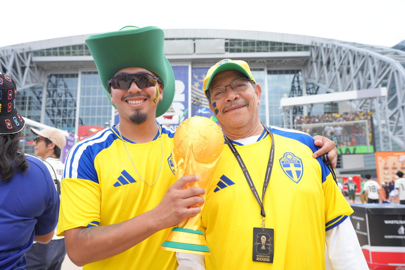 日本対スウェーデン　試合前、盛り上がるスウェーデンサポーター（撮影・足立雅史）