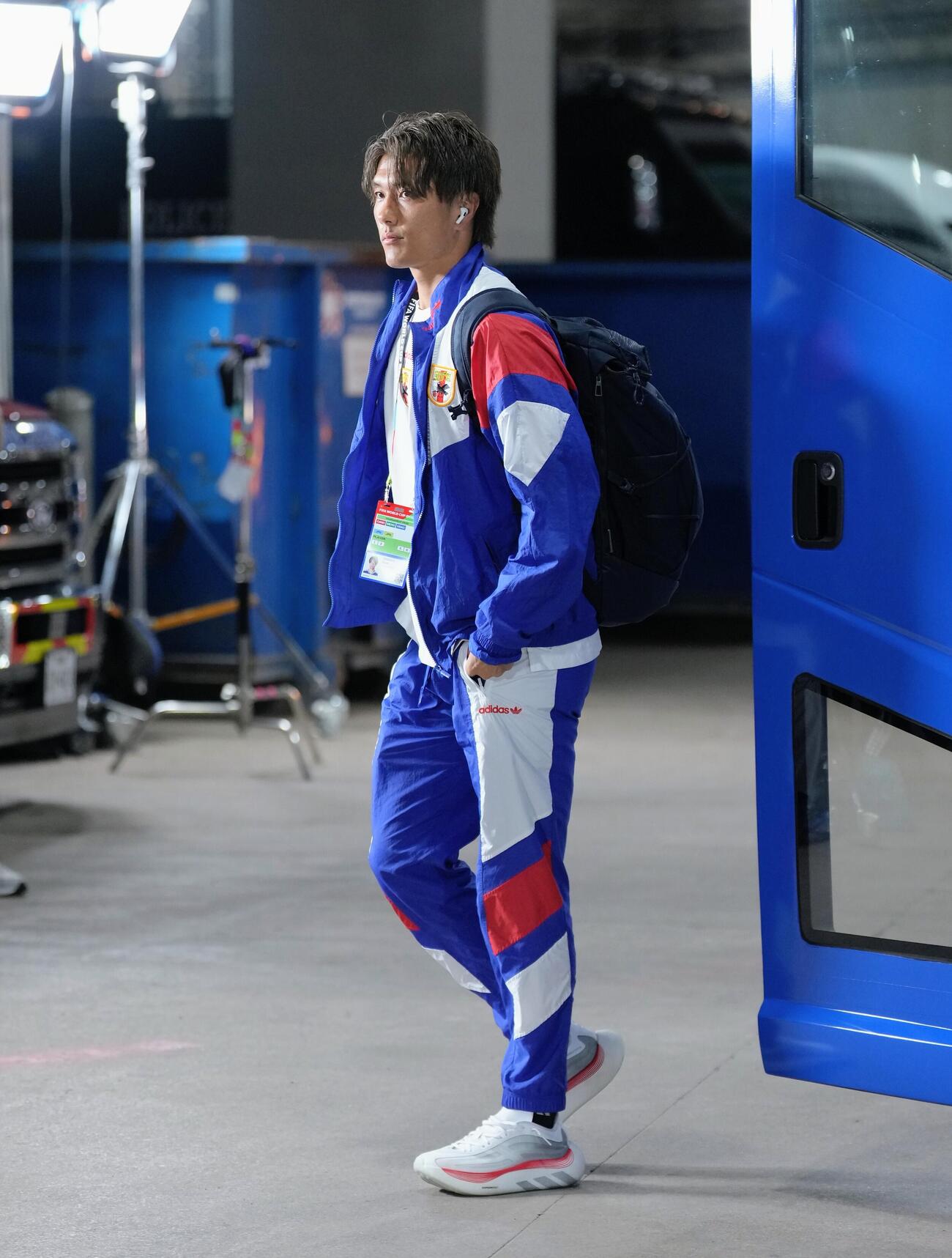 日本対スウェーデン　スタジアムに到着した小川航基（撮影・足立雅史）