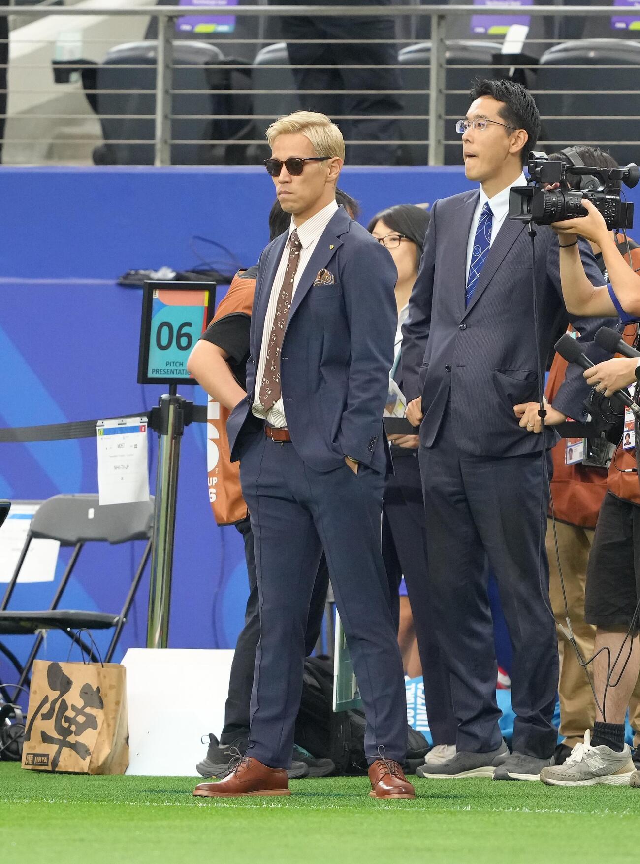 日本対スウェーデン　試合前、ピッチでリポートする本田圭佑（撮影・足立雅史）