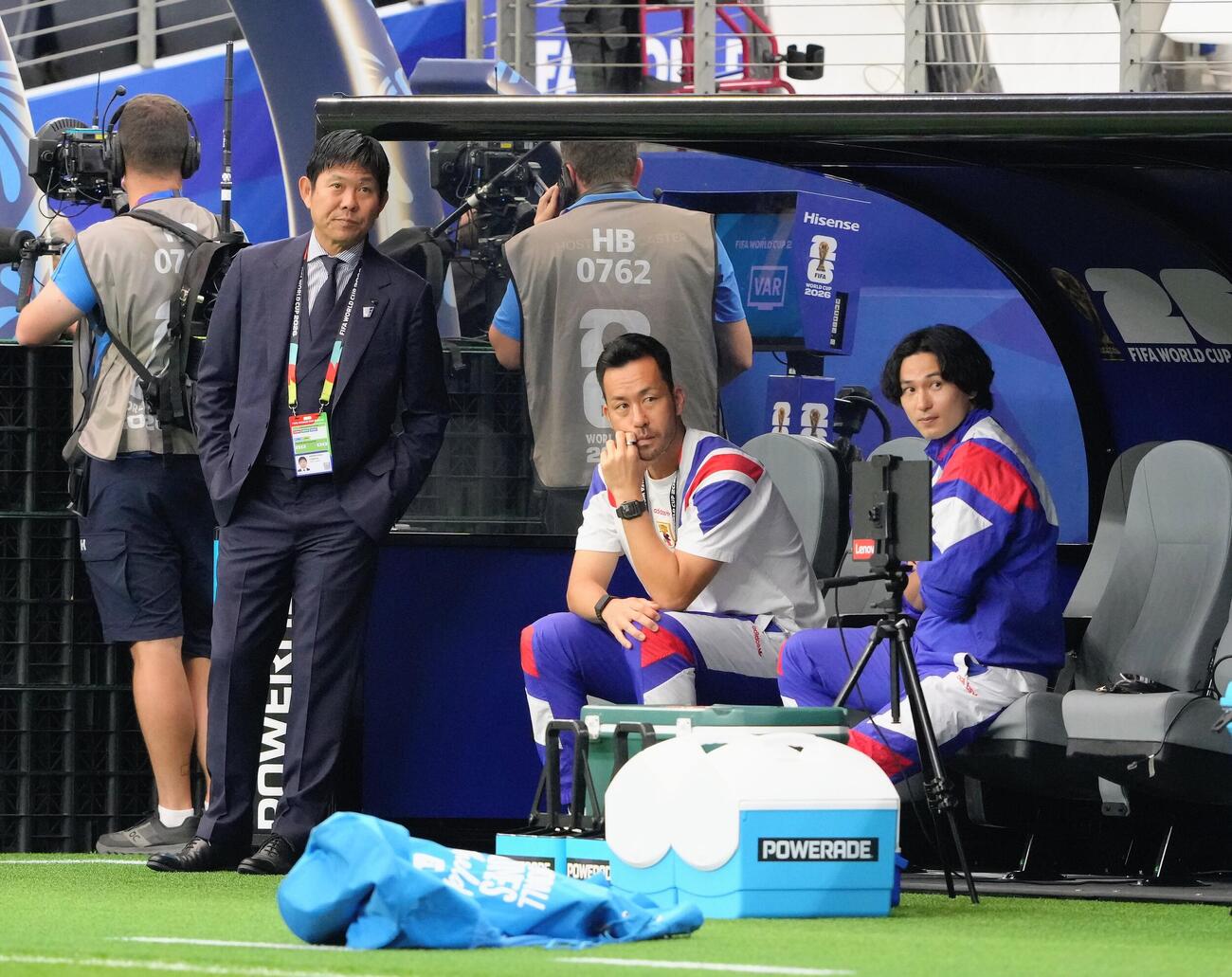 日本対スウェーデン　試合前、ピッチを見つめる、左から森保一監督、吉田麻也、南野拓実（撮影・足立雅史）