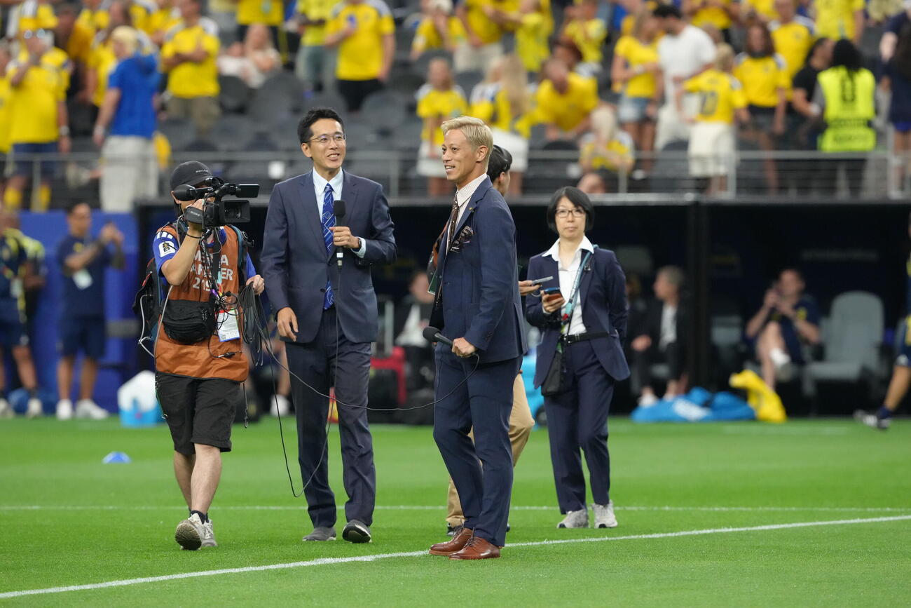 日本対スウェーデン　試合前、ピッチでリポートする本田圭佑（撮影・足立雅史）