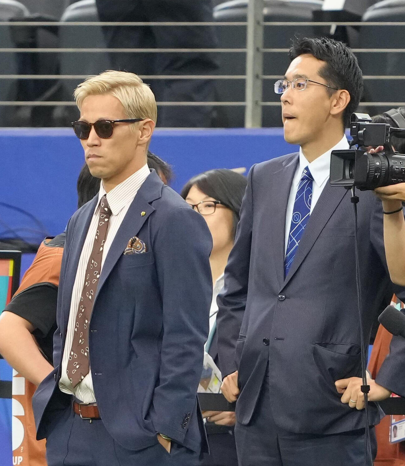 日本対スウェーデン　試合前、ピッチでリポートする本田圭佑（撮影・足立雅史）