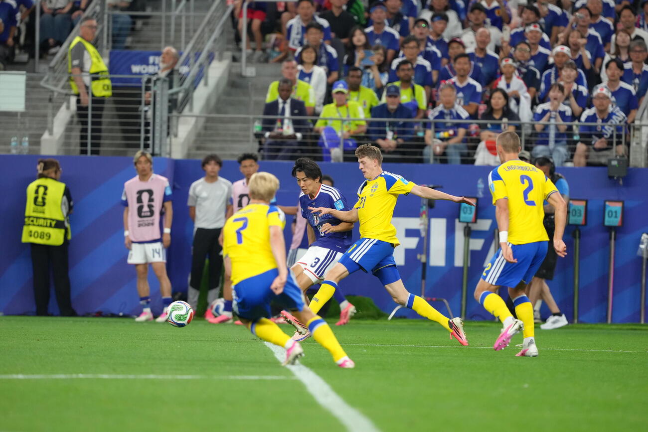 日本対スウェーデン　後半、パスを出す中村敬斗（中央）（撮影・足立雅史）