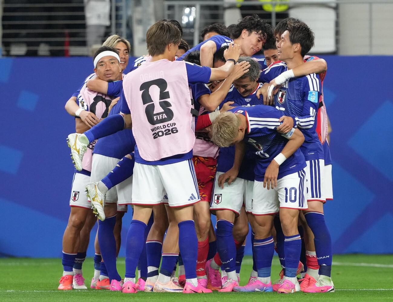 日本対スウェーデン　後半、先制ゴールを決め喜ぶ前田大然（撮影・足立雅史）