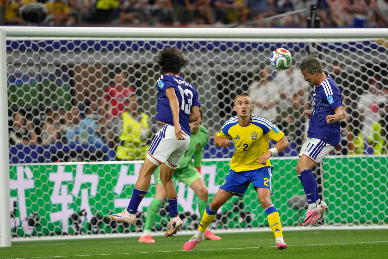 日本対スウェーデン　前半、ヘディングでシュートを放つ前田大然（右）（撮影・足立雅史）