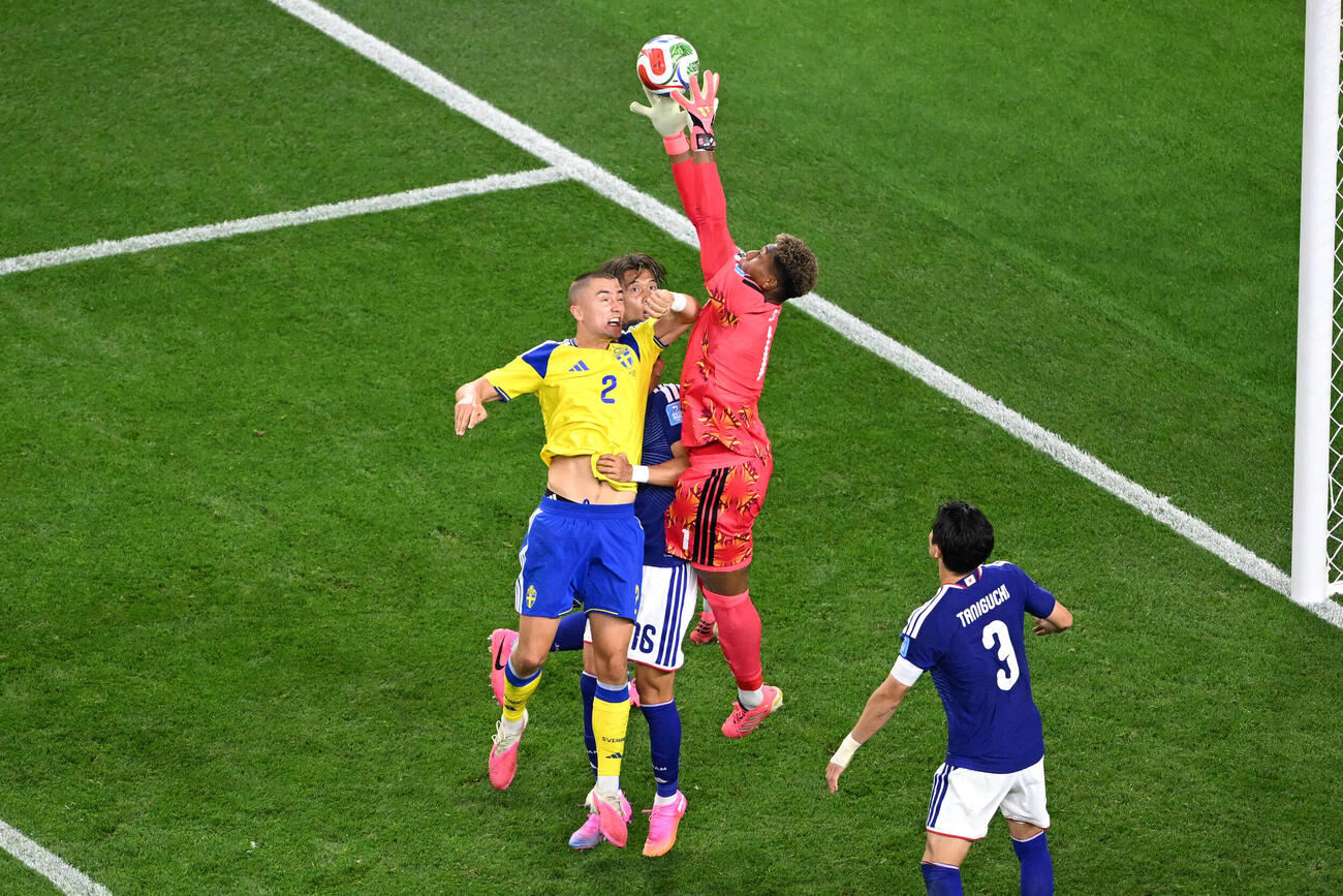 日本対スウェーデン戦で、両腕を伸ばしセーブする日本GK鈴木彩艶（AP）