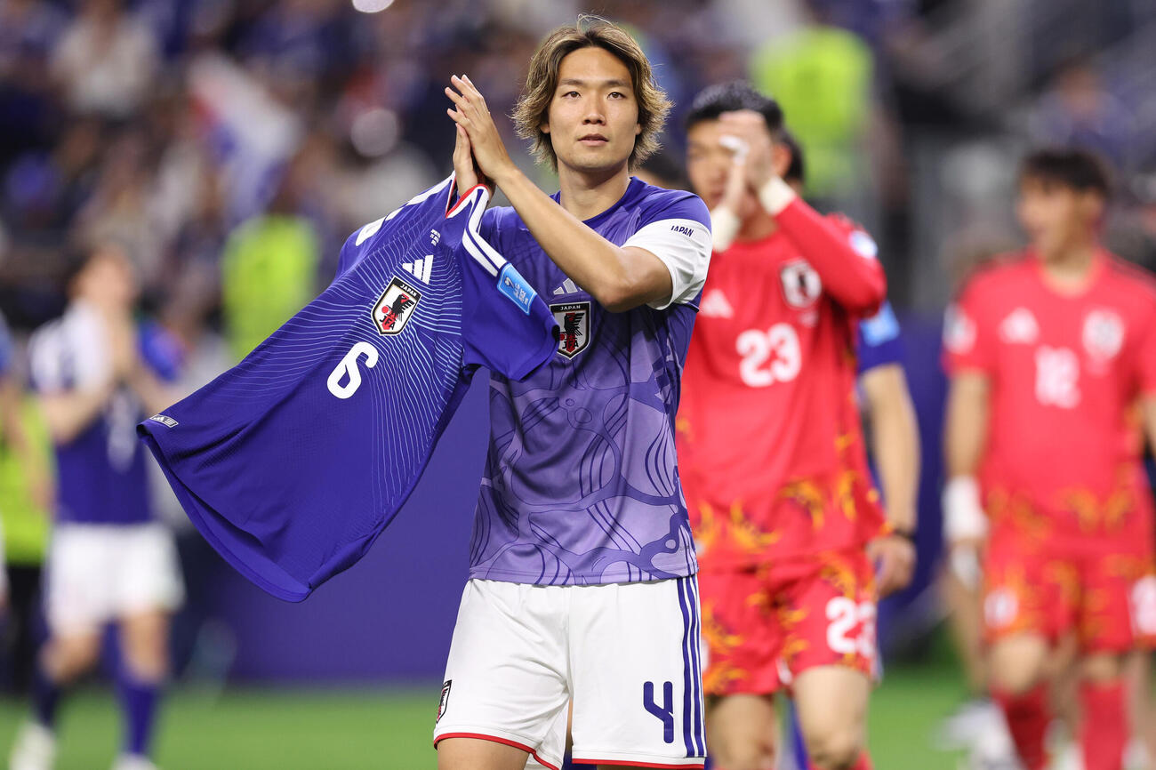 スウェーデン戦後、遠藤のユニホームを手にサポーターに拍手を送る日本の板倉滉（AP）