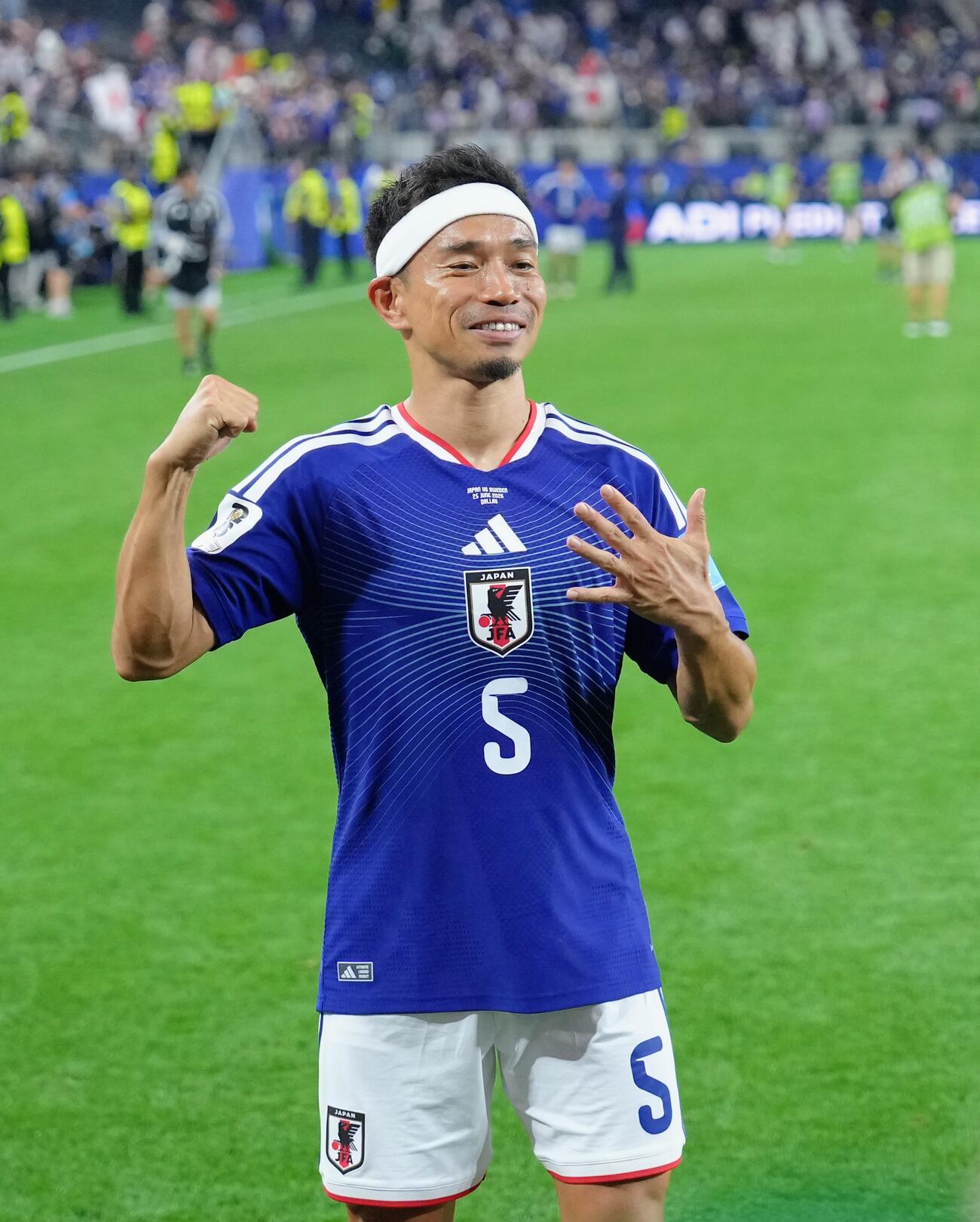日本対スウェーデン　5大会連続出場となった長友佑都は試合後ポーズを決める（撮影・足立雅史）