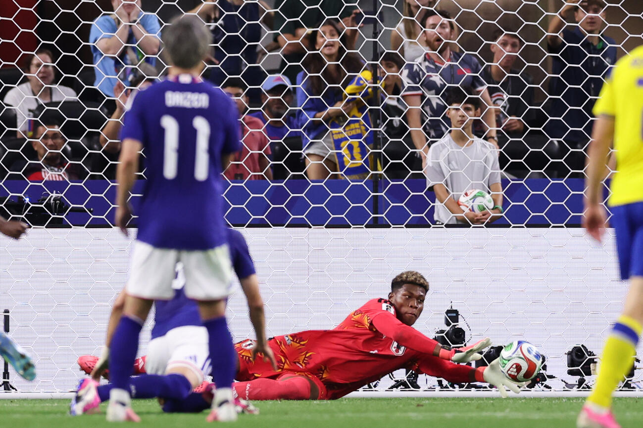 日本対スウェーデン　セーブを見せる日本GK鈴木彩艶（AP）