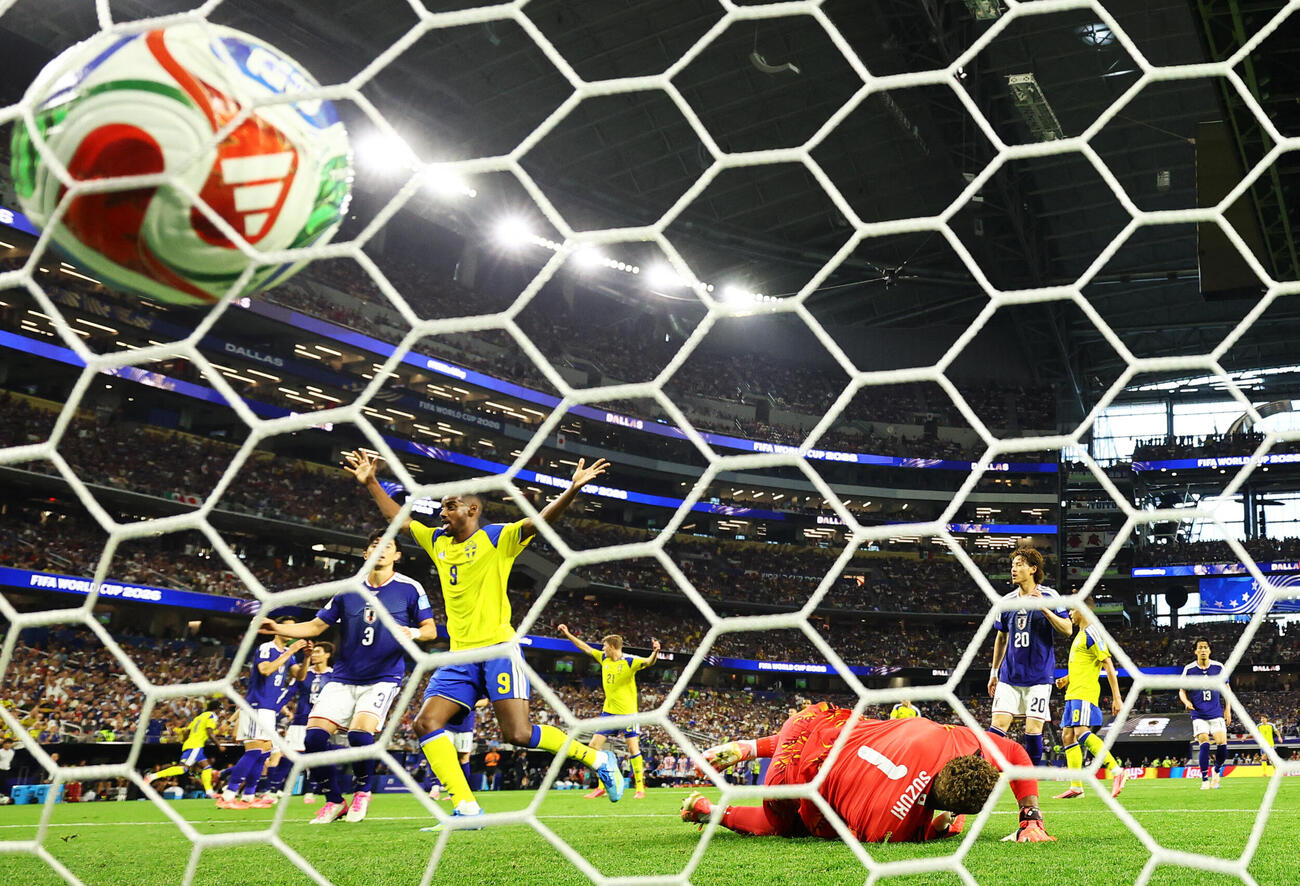 日本対スウェーデン　スウェーデンのエランガが日本のGK鈴木彩艶から同点ゴールを決め、イサクが歓喜（ロイター）
