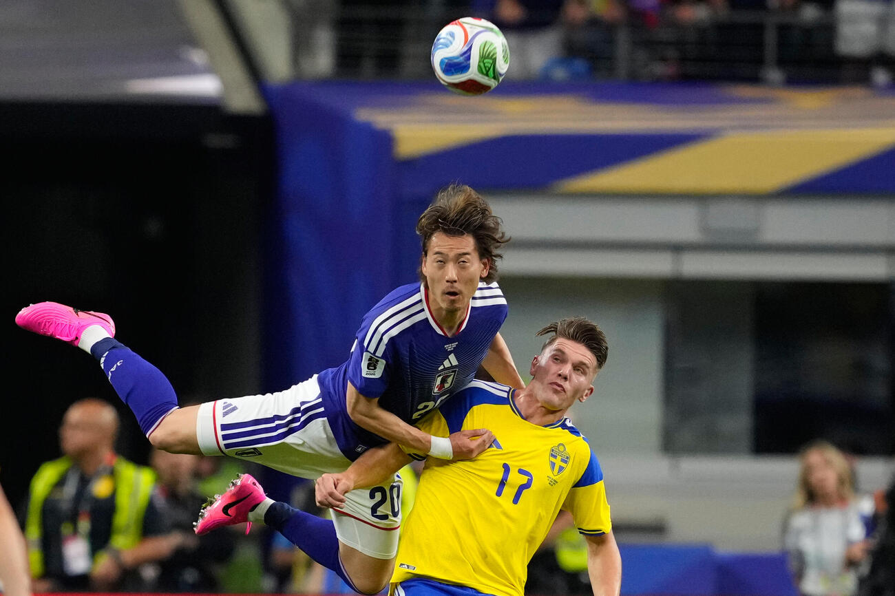 ヘディングで競り合う日本の瀬古歩夢（上）とスウェーデンのギェケレシュ（AP）