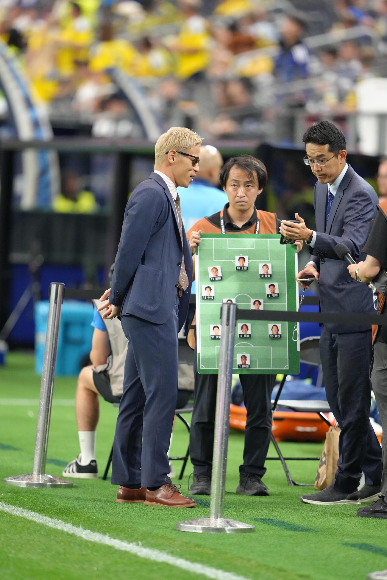 日本対スウェーデン　試合前、ピッチでリポートする本田圭佑（撮影・足立雅史）
