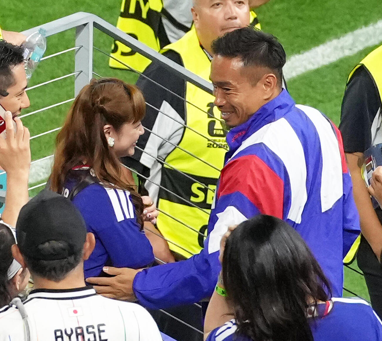 試合後、笑顔で会話を交わす長友佑都と妻の平愛梨