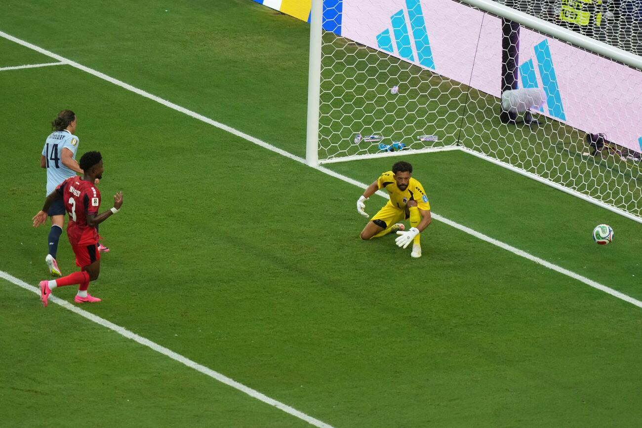 前半追加タイム6分、ウルグアイのカノビオに2点目のゴールを決められるカボベルデGKボジニャ（右）（AP）