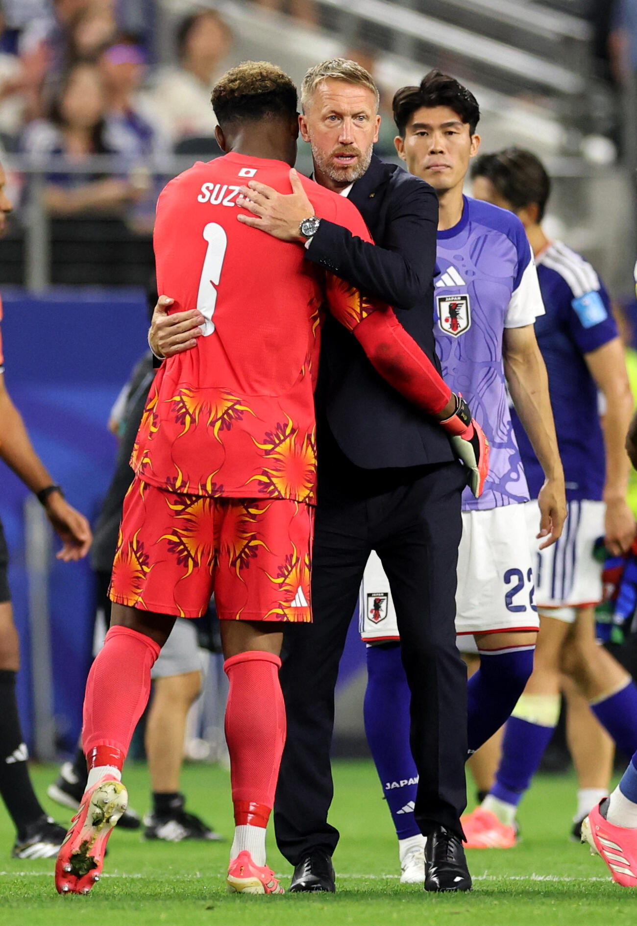 日本対スウェーデン　試合後、スウェーデンのポッター監督と日本の鈴木彩艶がたたえ合う（ロイター）