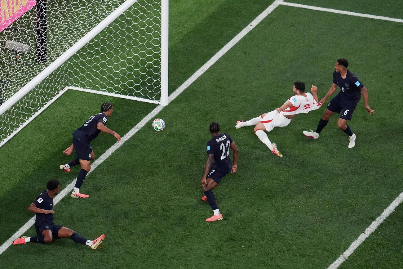 後半アディショナルタイム、守備をかわし決勝点を押し込んだトルコのアイハン（右から2人目）（AP）