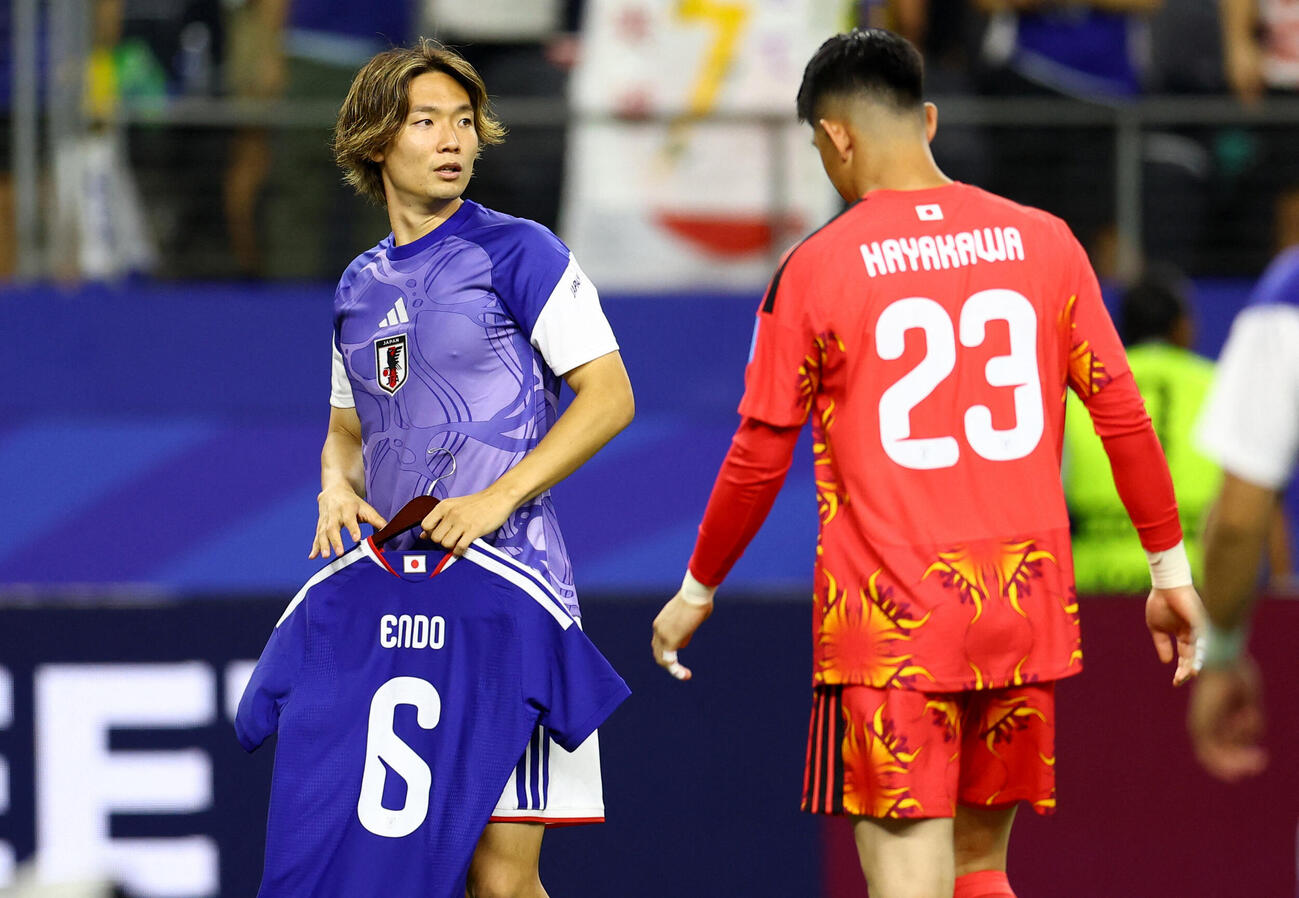 日本対スウェーデン　試合後、負傷した遠藤航のユニホームを手に持つ日本の板倉滉（ロイター）
