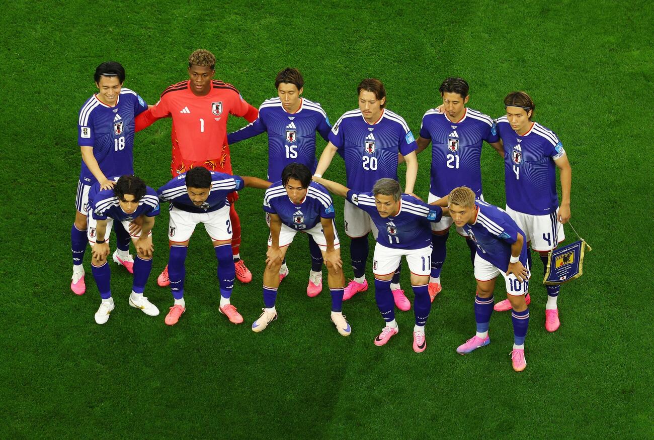 試合前に集合写真を撮影する日本代表（ロイター）