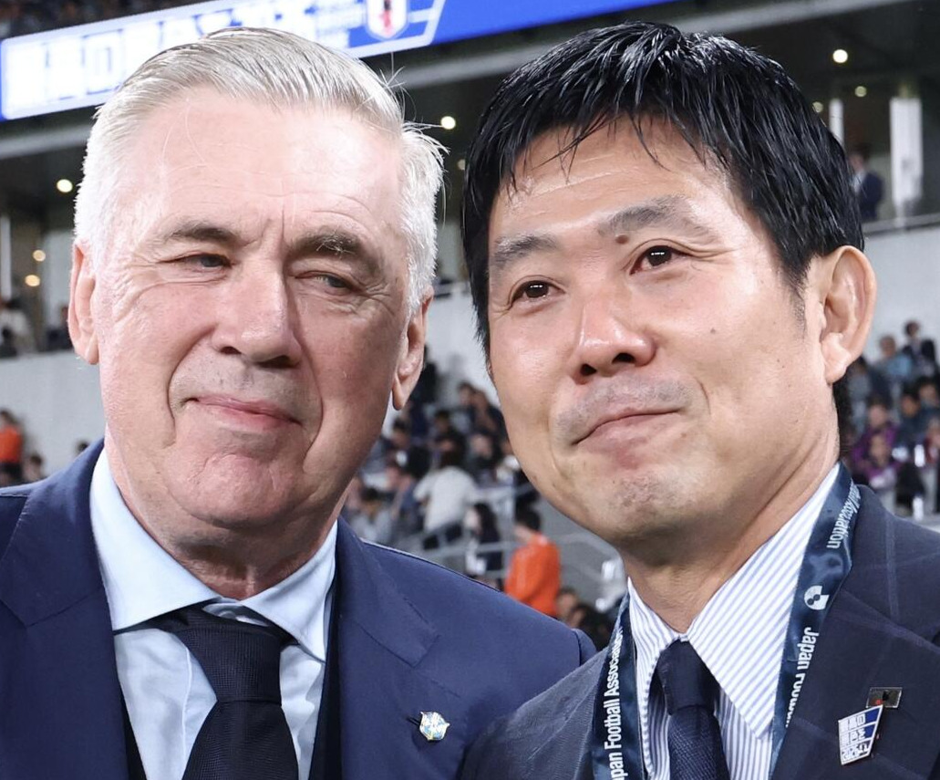 2025年10月　日本対ブラジル　試合前、記念撮影をするブラジル代表アンチェロッティ監督（左）と森保監督