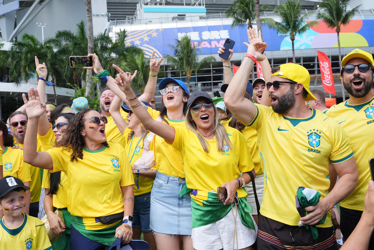スコットランド戦を前に歌って盛り上がるブラジル代表のサポーター (AP )