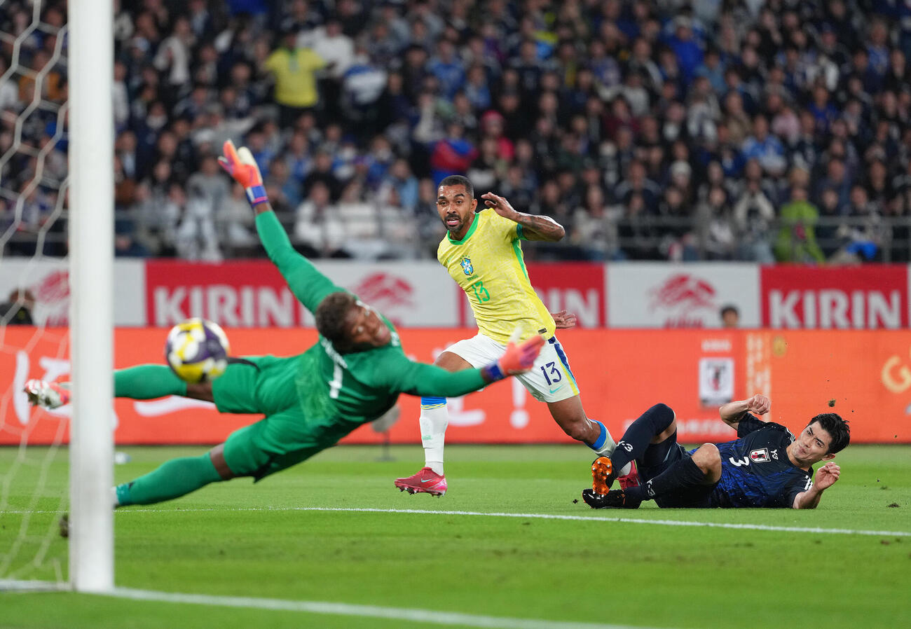 日本対ブラジル　前半、先制ゴールを決めるP・エンリケ（中央）。左はGK鈴木、右は谷口（2025年10月撮影）