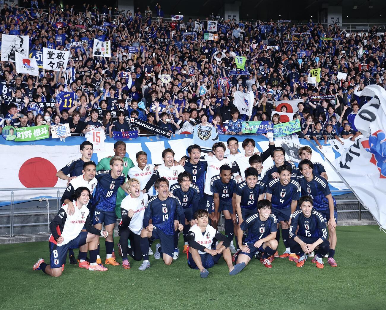 日本対ブラジル　ブラジルに勝利し、サポーターを背に写真に納まる日本代表（2025年10月撮影）