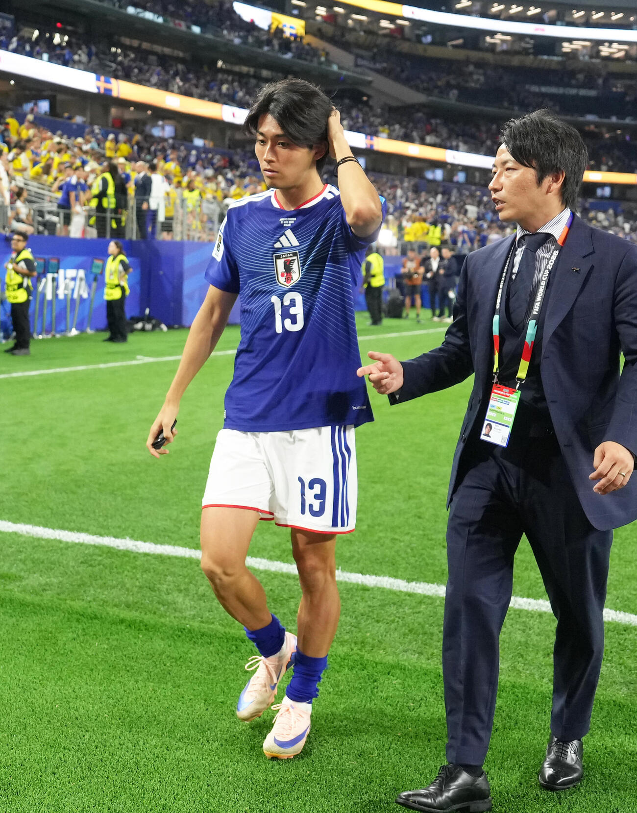 日本対スウェーデン　試合後、引き揚げる中村敬斗（撮影・足立雅史）