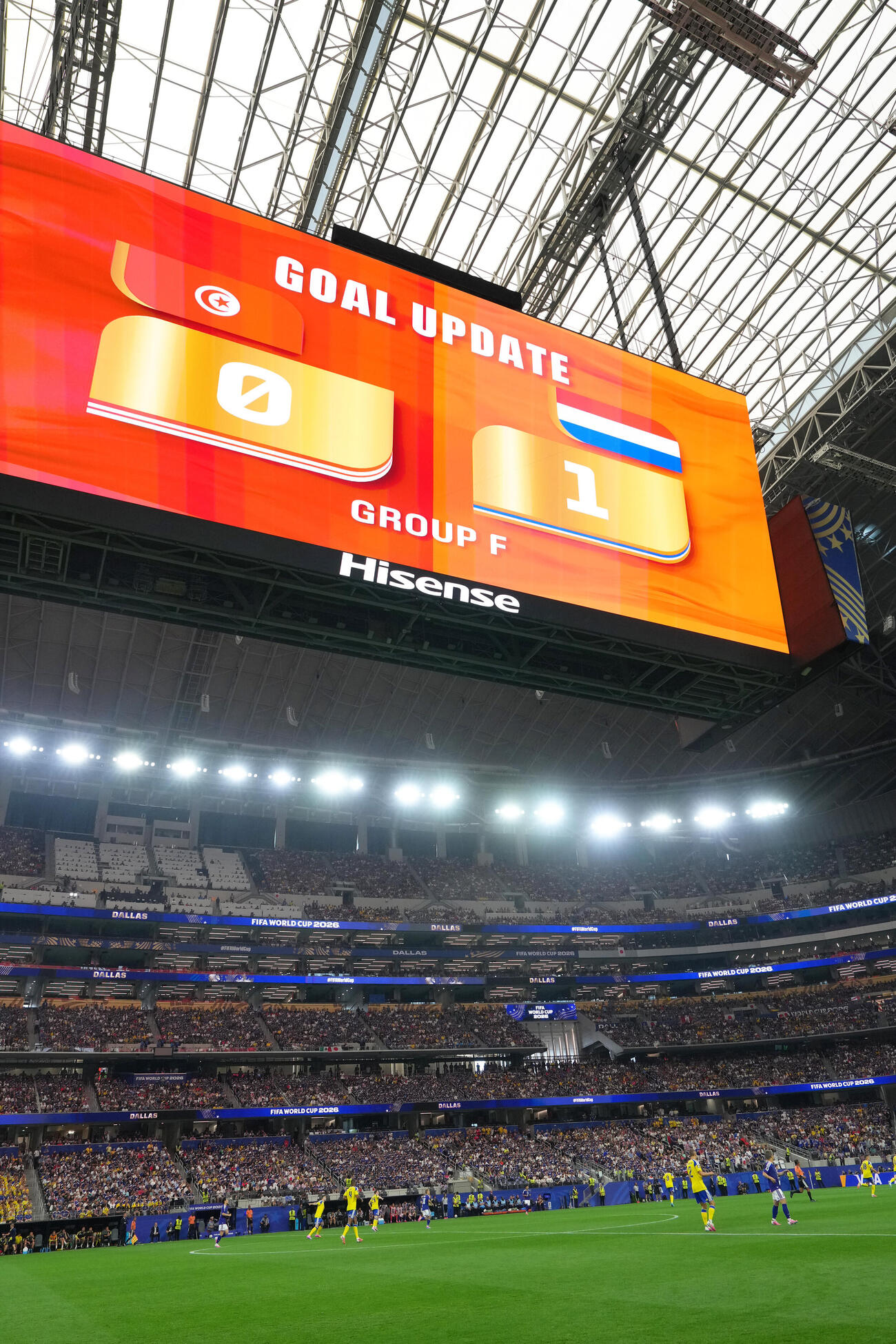 日本対スウェーデン　試合中、チュニジア－オランダ戦の試合経過が表示される（撮影・足立雅史）