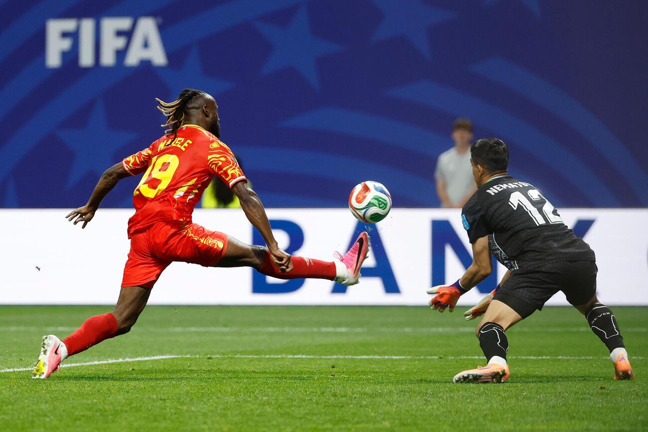 Congo's Fiston Mayele (19) scores their second goal against Uzbekistan goalkeeper Abduvohid Nematov (12) during the World Cup Group K soccer match between DR Congo and Uzbekistan in Atlanta, Saturday, June 27, 2026. (AP Photo／Erik S. Lesser)