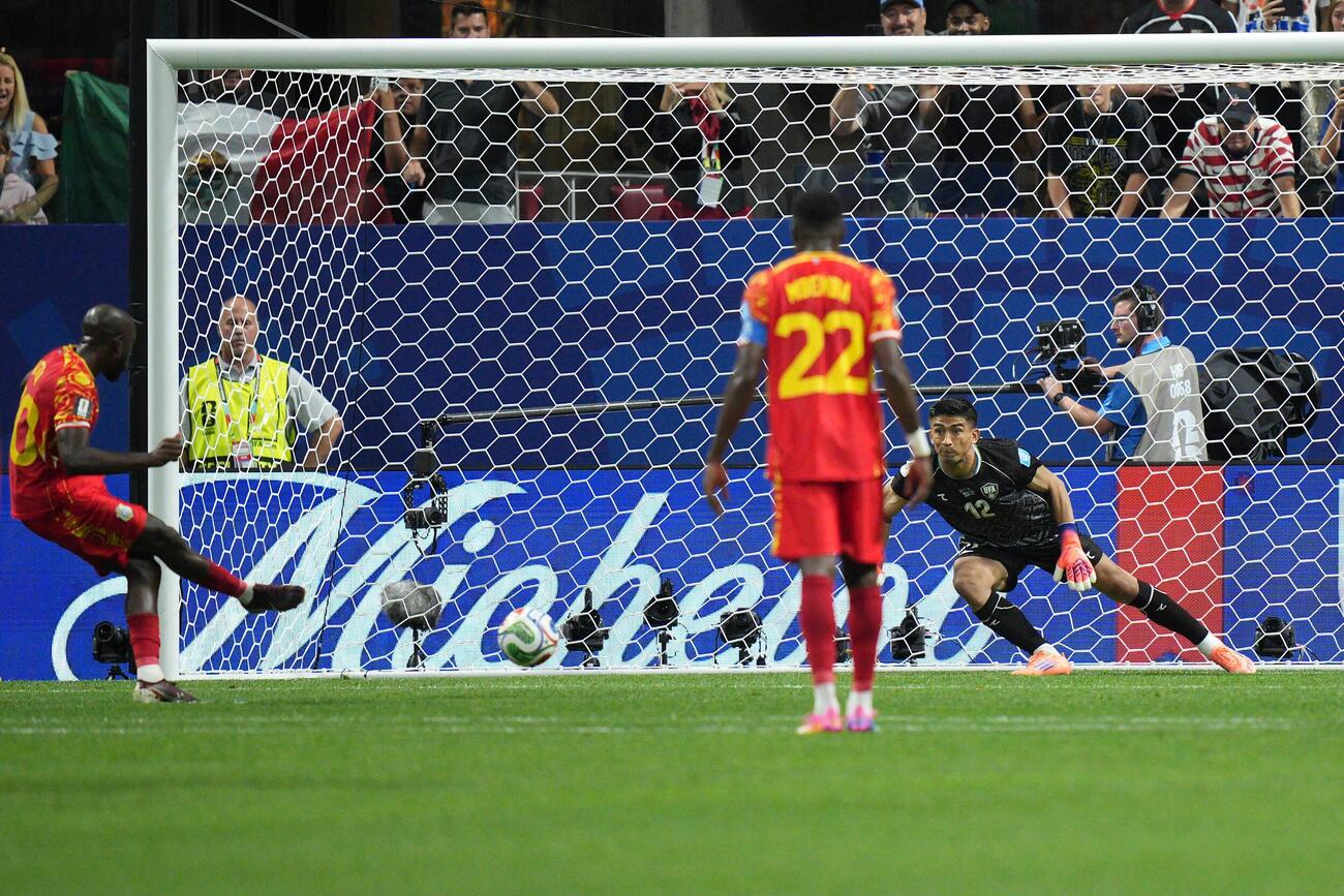 Congo's Yoane Wissa, left, scores their first goal against Uzbekistan goalkeeper Abduvohid Nematov (12) as Congo's Chancel Mbemba (22) looks on during the World Cup Group K soccer match between DR Congo and Uzbekistan in Atlanta, Saturday, June 27, 2026. (AP Photo／Jacob Kupferman)