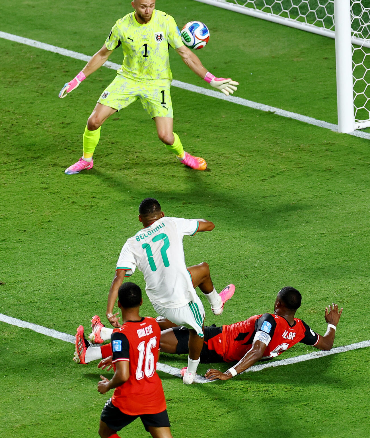 同点ゴールを決めるアルジェリアのラフィク・ベルガリ（ロイター）