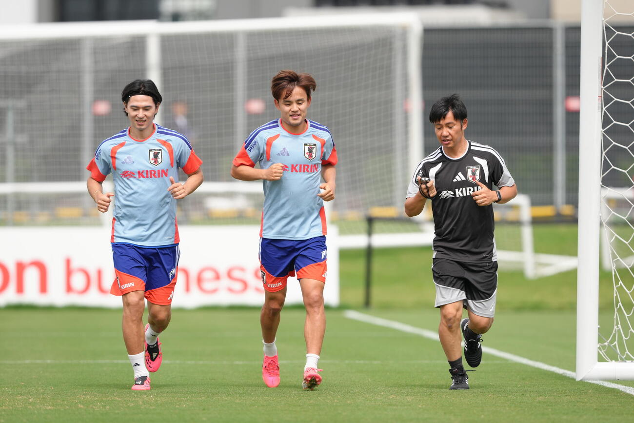 調整する南野拓実（左）と久保建英（中央）（撮影・足立雅史）