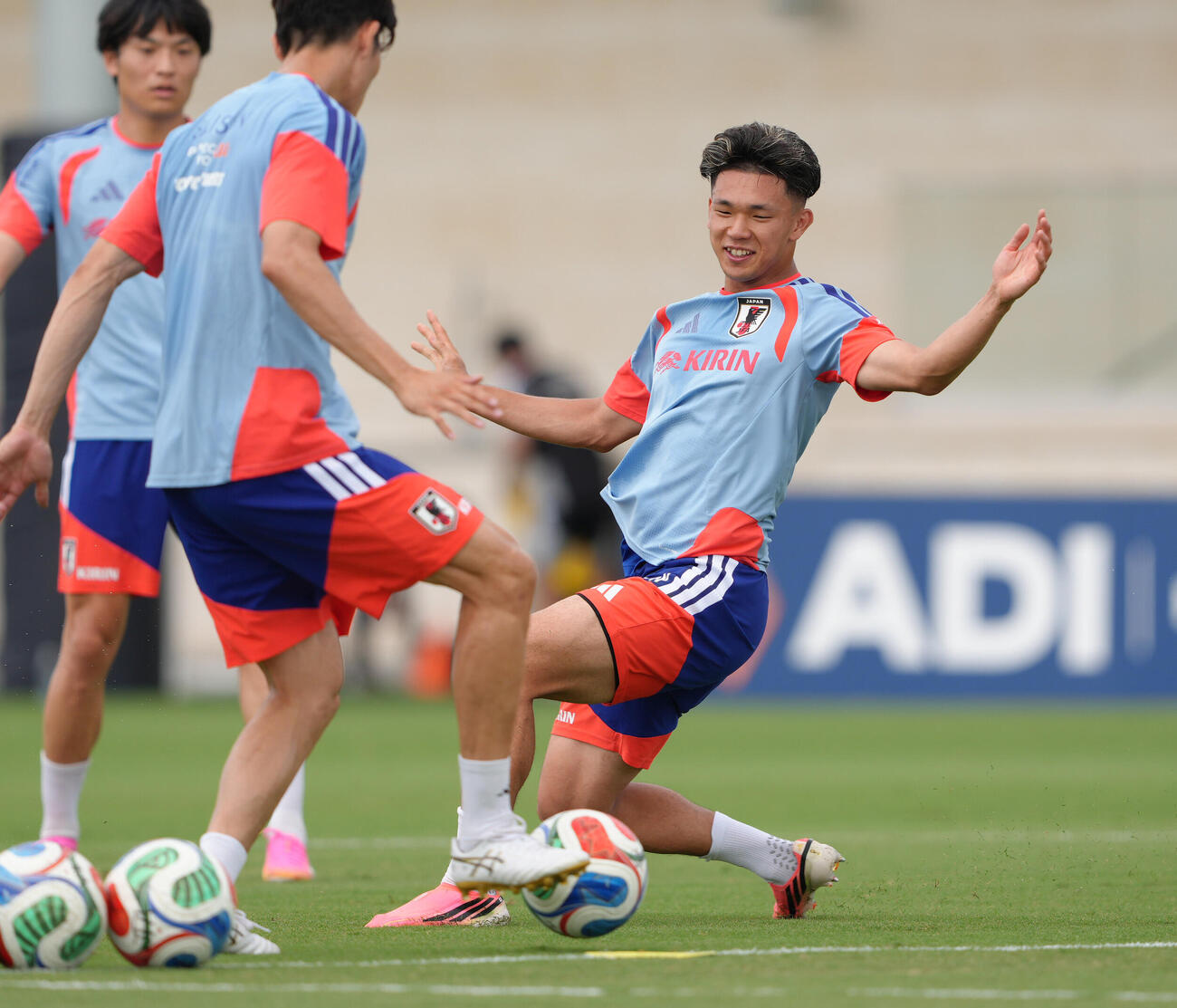 リラックスした様子で練習に臨む塩貝健人（撮影・足立雅史）