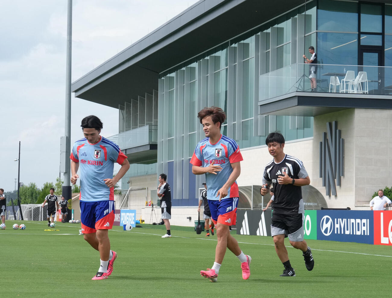 調整する南野拓実（左）と久保建英（撮影・足立雅史）
