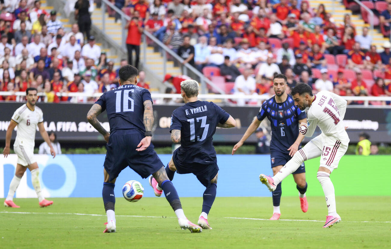 ウルグアイ－スペイン　前半、先制ゴールを決めるスペインのバエナ（右端）＝グアダラハラ（ゲッティ＝共同）