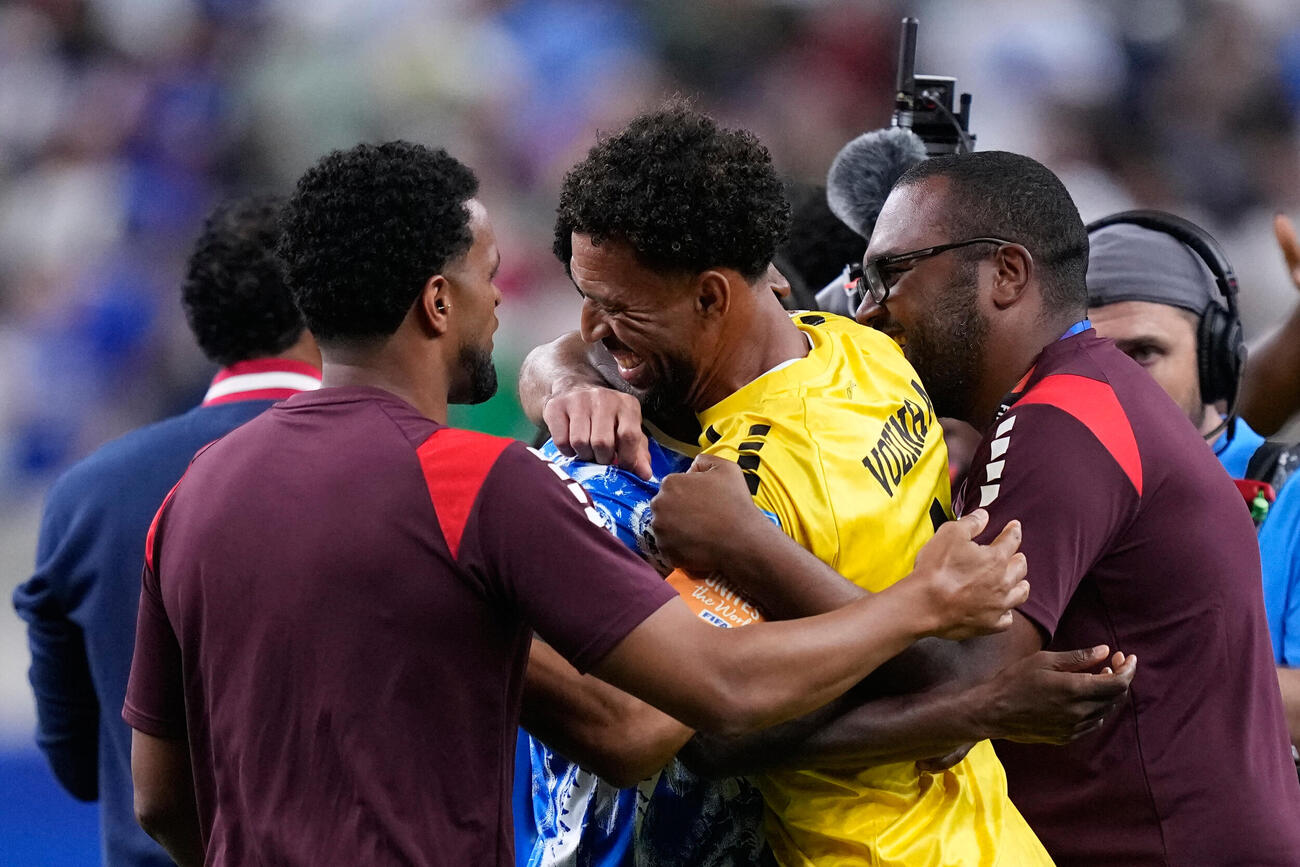 サウジアラビア戦で勝利を飾り喜ぶカボベルデGKボジーニャ（AP）