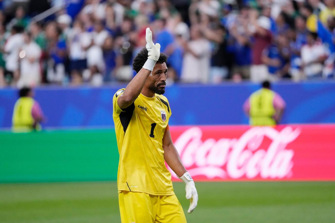 サウジアラビア戦で勝利を飾り声援に応えるカボベルデGKボジーニャ（AP）