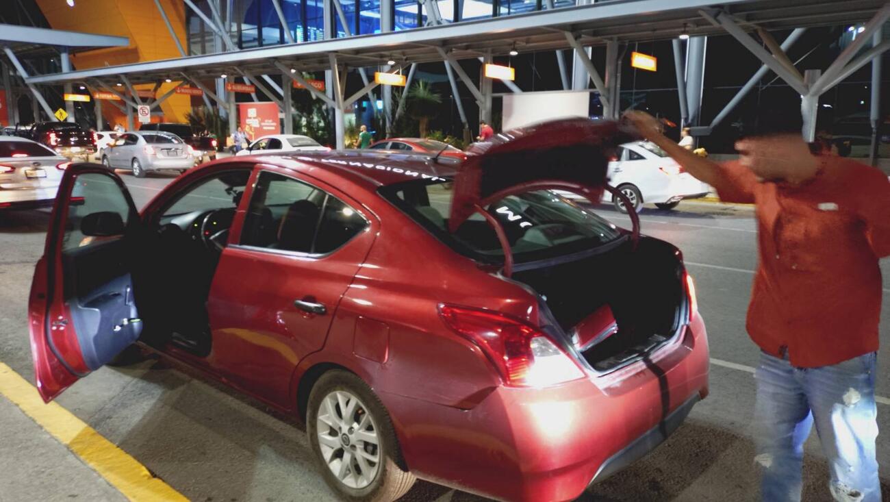 メキシコ・モンテレイで空港に迎えに来てくれた車。この後、突然高速道路の路肩で停車することに