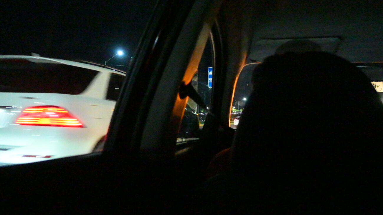 メキシコ・モンテレイでの車移動中に、突然高速道路の路肩で停車する。左を車が高速で通過していく