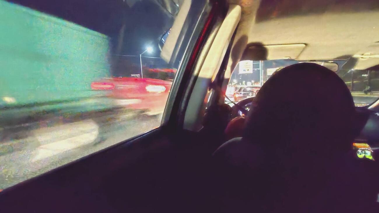 メキシコ・モンテレイでの車移動中に、突然高速道路の路肩で停車する。左を車が高速で通過していく