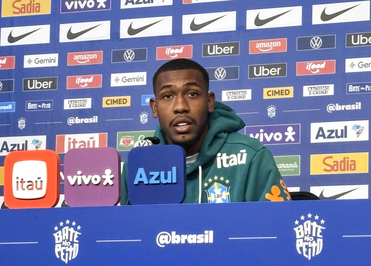 記者会見するブラジルのラヤン＝26日、バスキングリッジ（共同）
